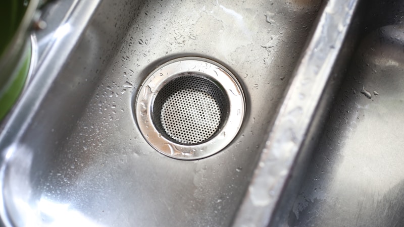 排水口の臭いを今すぐ消すには?即効でできる原因別の取り方と再発防止のコツ